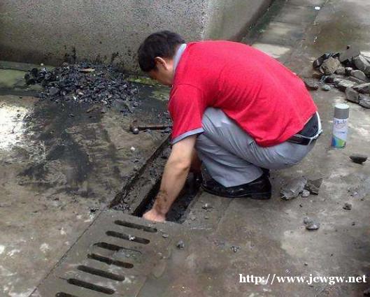 泉港清理下水沟